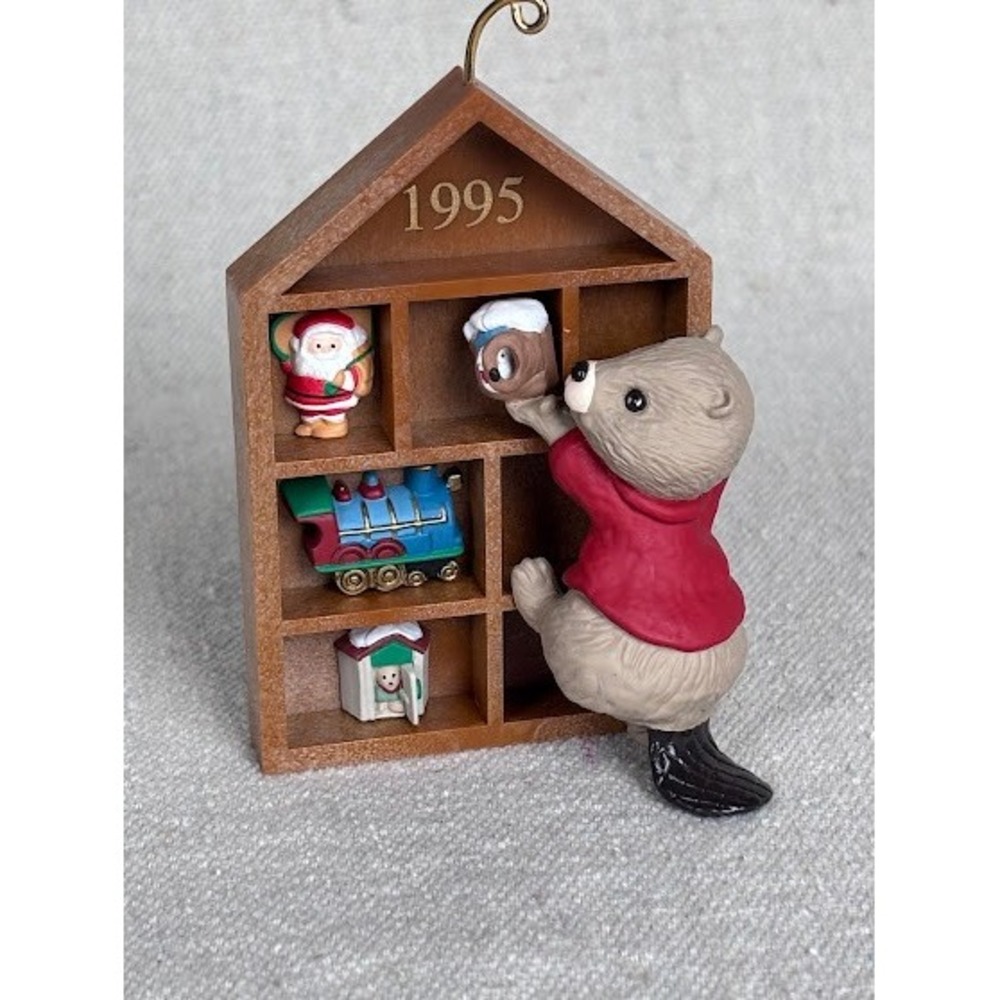 Hallmark Keepsake‎ Ornament Collector's Club 1995 Beaver With Toy Shelf House